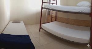 a room with two bunk beds in a room at El delfín Santa Elena -Salinas in Santa Elena