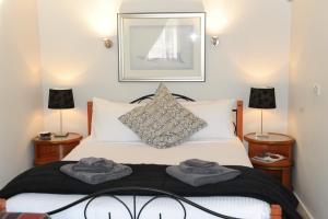 מיטה או מיטות בחדר ב-Norwood House Motel & Receptions