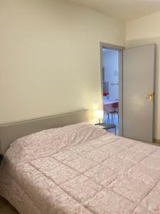 a bedroom with a bed with a pink comforter at Casa Bellini in Gallinaro