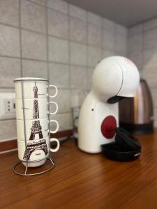 a cup with a picture of the eiffel tower on a counter at Casa Bellini in Gallinaro