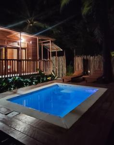 ein großer blauer Swimmingpool vor einem Haus in der Unterkunft Vila Anambo in Monteforte + 31 Fotos
