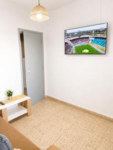 a living room with a picture of a baseball game at Alojamiento Uruguay in Santa Rosa