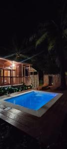 ein Swimmingpool vor einem Haus bei Nacht in der Unterkunft Vila Anambo in Monteforte