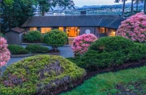 ein Haus mit vielen Büschen davor in der Unterkunft Quiet Ocean View Open Concept, Loft Style Studio within Forested Area, Near Parks & Ferry in Nanaimo