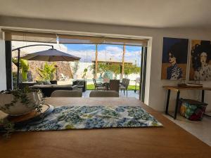 a dining room with a table and an umbrella at Casa Lomas Guadalajara Jalisco in Lomas de Santa Anita