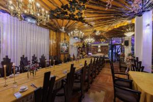 a long table in a room with chairs and chandeliers at Up Tree Garden Đà Lạt in Xuan An