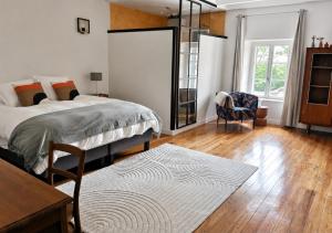 a bedroom with a bed and a wooden floor at Grand gîte convivial proche de Dijon in Marey-sur-Tille +18 photos