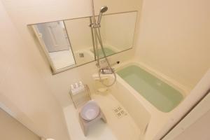 a small bathroom with a tub and a toilet at Green Gables B棟 108 in Toyama
