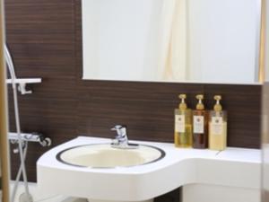 ein Badezimmer mit Waschbecken und zwei Flaschen in der Unterkunft Seto Park Hotel in Seto + 27 Fotos