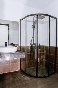 a bathroom with a shower and a sink at Văn Lâm Hotel in Ðình Dù
