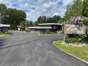a sign for the entrance to the mountainiod motel at Pinewood Inn in Golden