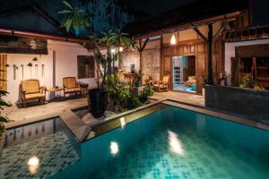 a swimming pool in the middle of a house at Villatik in Timuran