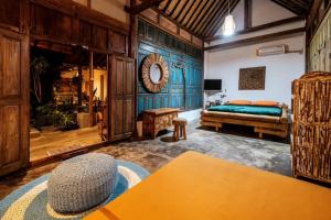 a bedroom with a bed and a mirror in a room at Villatik in Timuran