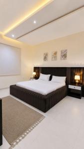 a bedroom with a large bed in a room at وحدات سكنية الشفا in Khamis Mushayt