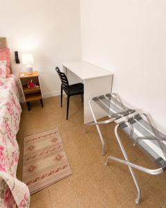 a bedroom with a desk and a chair next to a bed at AmazHost - Casa Rosa com Split, Wi-Fi 700 Mb e Água Quente in Belém