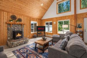 a living room with a couch and a fireplace at Pine River Retreat in Leavenworth