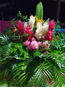 a bouquet of colorful flowers in a vase at TEMATAOAVEA Dortoir in Fare