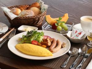 a plate of food on a table with a plate of food at 友愛ファームゲストハウス in Hatoyama