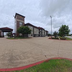 a building with a parking lot in front of it at La Quinta by Wyndham Longview North in Longview