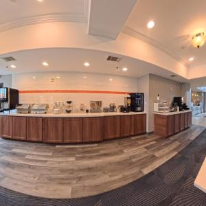 a large lobby with a large counter in a building at La Quinta by Wyndham Longview North in Longview +25 photos