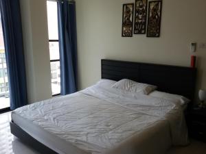 - une chambre avec un lit blanc et une grande fenêtre dans l'établissement Neo Condo by Jean, à Jomtien Beach