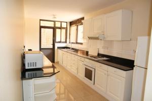 Speke Apartments Wampewo的厨房或小厨房