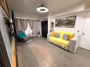 a living room with a couch and a yellow blanket at DORADO Top Spot en el Rosal Agua Fibra y Seguridad 24 horas in Caracas