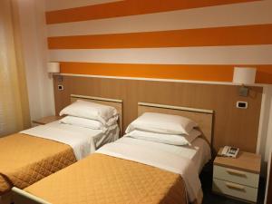 Postel nebo postele na pokoji v ubytování Twelve Hotel + 37 fotografií