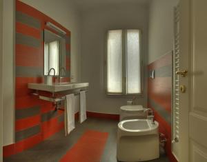 ヴィッラノーヴァ・ダルベンガにあるBorgo delle Violeのバスルーム(洗面台、トイレ付)