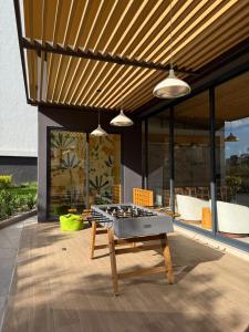 a ping pong table in front of a house at Apartamento ignacio in Tegucigalpa