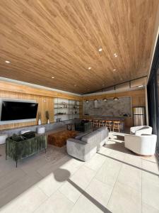 a large living room with couches and a tv at Apartamento ignacio in Tegucigalpa