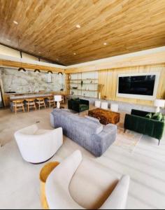 a large living room with a couch and a tv at Apartamento ignacio in Tegucigalpa