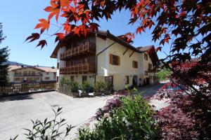 a house in the middle of a driveway at Garni Manuela in Cavalese