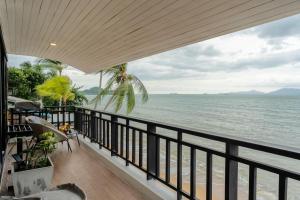 a view of the ocean from the balcony of a resort at The Cosy New Appartement Fisherman in Bophut