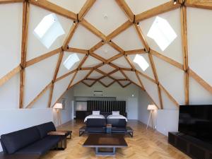 a living room with a large ceiling with skylights at 友愛ファームゲストハウス in Hatoyama