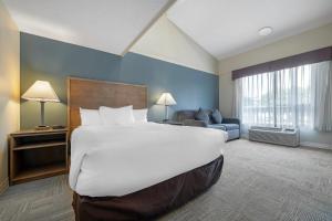 a large bedroom with a large bed and a couch at Econo Lodge Inn & Suites in Kelowna +50 photos