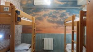 
Двухъярусная кровать или двухъярусные кровати в номере Envoy Hostel & Tours
