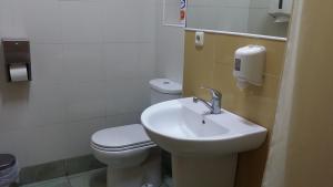 Ένα μπάνιο στο Envoy Hostel & Tours