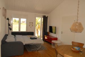 ein Wohnzimmer mit Sofa und Tisch in der Unterkunft Chalets Vacances in Avenches