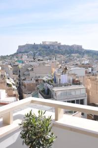 アテネにあるAcropolis at Home: Loft with a Viewの屋根から市街の景色を望む