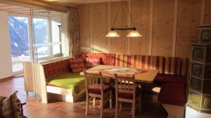 海利根布盧特的住宿－Zirbenhof，一间带桌子和沙发的用餐室