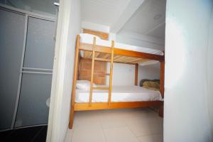 a small room with bunk beds in it at Casa corazón del pueblo in Calima