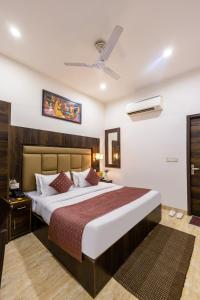 a bedroom with a large bed in a room at Hotel Kiara - Near Delhi Airport in New Delhi