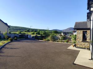 an empty driveway in front of a house at Radharc Sléibhe in Kilgarvan