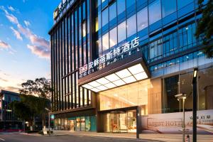 a building with a sign on the side of it at 上海安鉌蓓斯特酒店国家会展中心虹桥机场店 in Hongqiao Intl