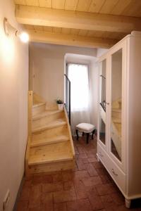 a staircase in a room with a stair case at Guest House Al Castello in Gravedona