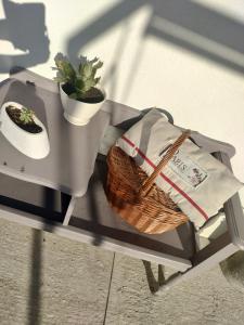 a table with a basket and a plant on it at La Trimouillaise in La Trimouille