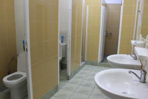 Ένα μπάνιο στο Envoy Hostel & Tours