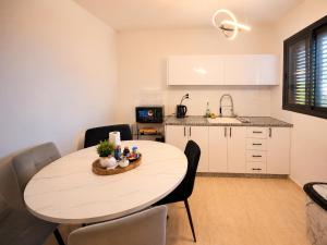 a kitchen and dining room with a table and chairs at Olympus B&B in Mitzpe Ramon