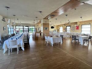 a banquet hall with tables and chairs with white tablecloths at Grand Hotel Garden in Barile